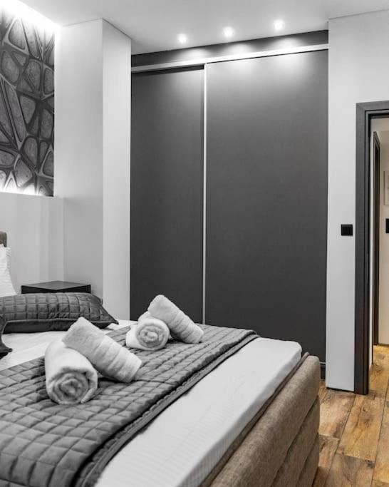 The Modern Flat 25 *